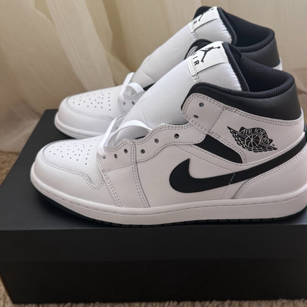 AIR JORDAN 1 MID BLACK & WHITE